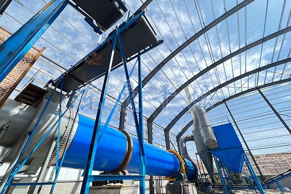 在煤礦工業的生產鏈條中，煤泥、污泥等物料的干燥處理一直是影響資源回收與利用效率的關鍵環節。而回轉式滾筒煤泥烘干機的出現，為這一難題提供了高效且成熟的解決方案。  作為一種技術成熟的烘干干燥設備，回轉式