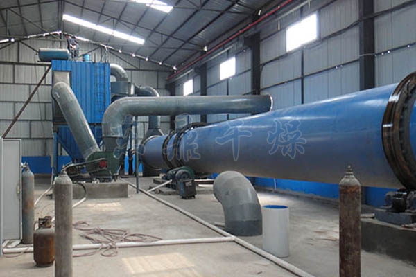 中藥廠生產后會產生大量中藥渣，堆積起來不僅占地，還可能造成浪費。其實用中藥渣烘干機處理，就能輕松實現資源再利用。這款烘干機常用三層回轉滾筒機型，技術成熟、干燥能力強，而且占地面積小，不用占太多場地。它